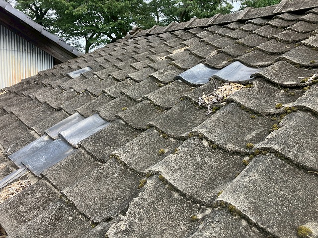 岐阜市｜複数の瓦を使った瓦屋根の点検！セメント瓦・いぶし瓦が劣化してボロボロに